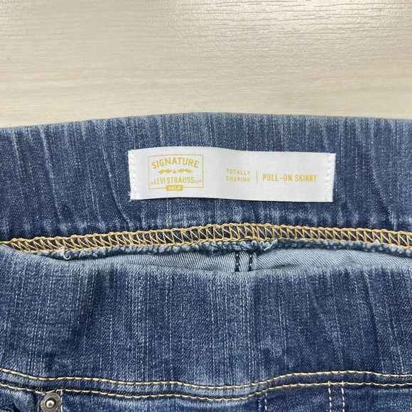 Levis Signature Jeans Womens Size 14 Blue Skinny Pull On Shaping Mid Rise - Picture 3 of 11